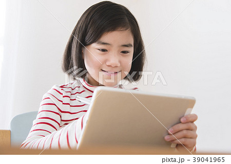勉強する小学生女の子 タブレット タブレット学習の写真素材