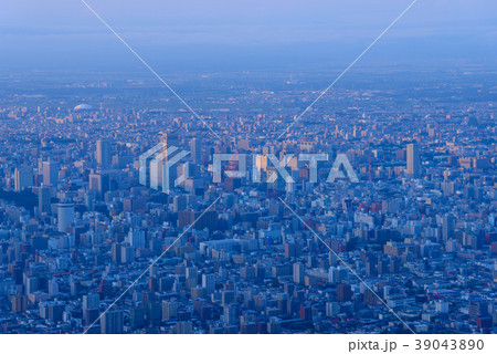 北海道　夕暮れ時の札幌の町並み　藻岩山展望台からの眺め 39043890