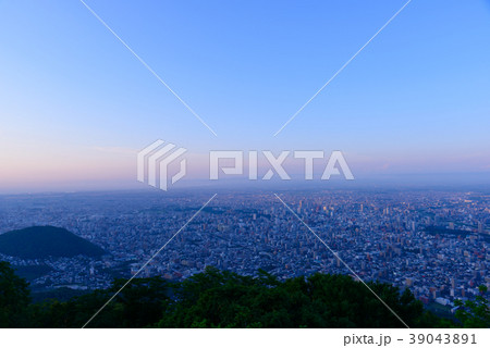 北海道　夕暮れ時の札幌の町並み　藻岩山展望台からの眺め 39043891