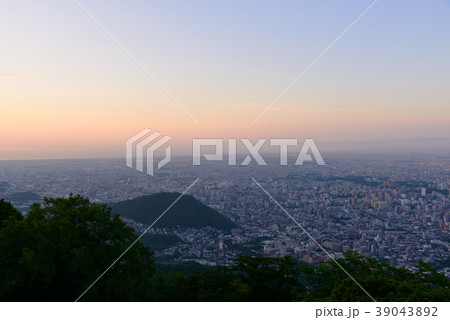 北海道　夕暮れ時の札幌の町並み　藻岩山展望台からの眺め 39043892