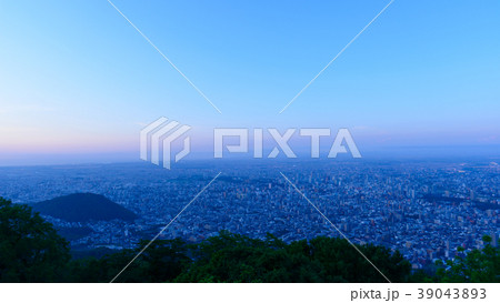 北海道　夕暮れ時の札幌の町並み　藻岩山展望台からの眺め 39043893