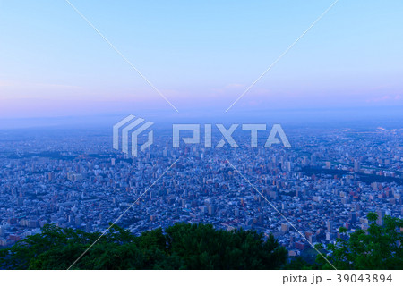 北海道　夕暮れ時の札幌の町並み　藻岩山展望台からの眺め 39043894