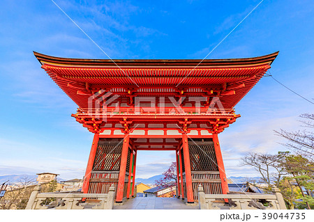 京都 春の清水寺 仁王門の写真素材