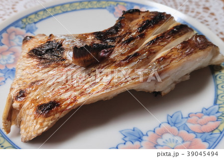 家庭的で素朴な自宅調理の 切り身鯛の塩焼き の写真素材