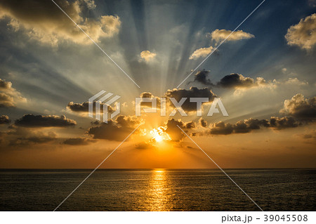Ocean sunset fron board vessel 39045508