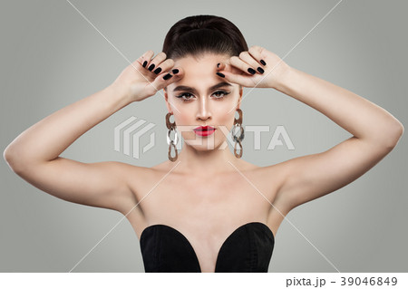 Fashion Portrait of Beautiful Woman with Red Lips Fashion Portrait of Beautiful Woman with Red Lips 39046849