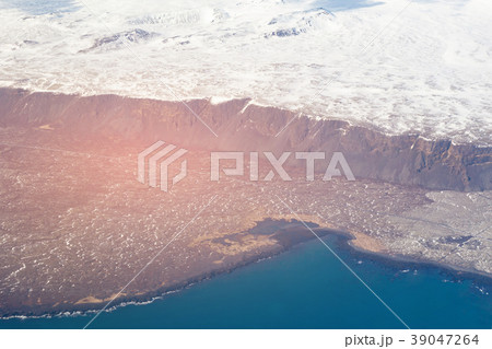 Sea coast with mountain bearer inland 39047264