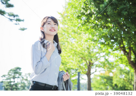女性 ビジネス ビジネスウーマン カジュアルオフィス 女性 ビジネス ビジネスウーマン カジュアルオフィス 39048132