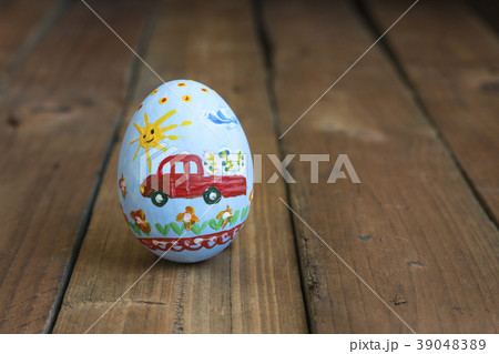 Easter egg with a car on a wooden board 39048389