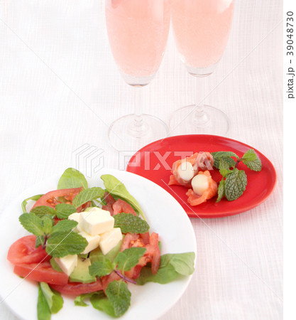 ワインと新鮮な野菜サラダ 39048730