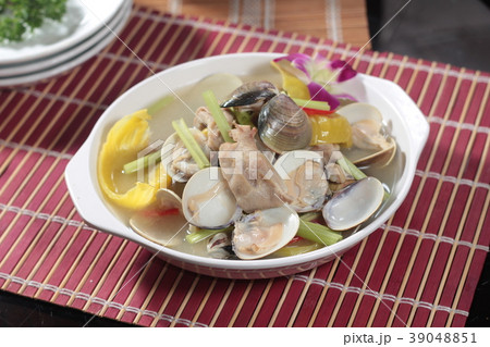 clam or mussel cuisine 39048851