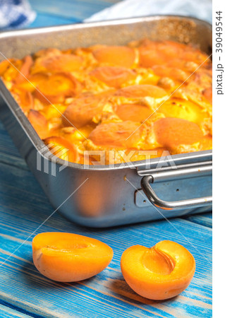Tart with apricots. 39049544