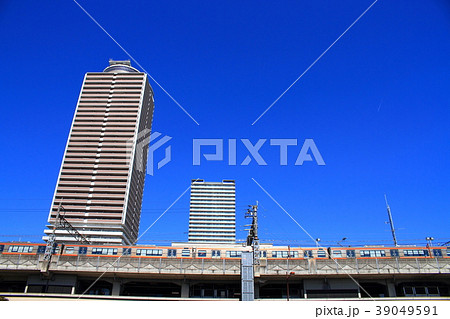 岐阜駅前の風景　通過する列車 39049591