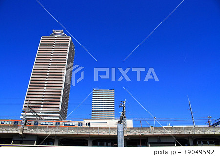 岐阜駅前の風景　通過する列車 39049592