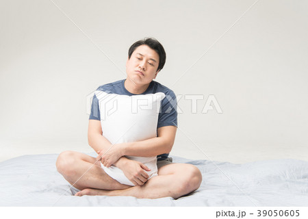 布団 枕 座る 39050605