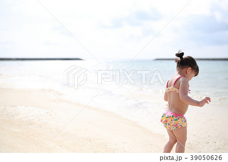ヌーディストビーチのロリ 'の画像 