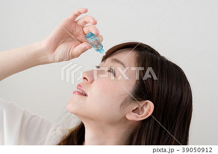 花粉症の女性、目、目薬、点眼 花粉症の女性、目、目薬、点眼 39050912