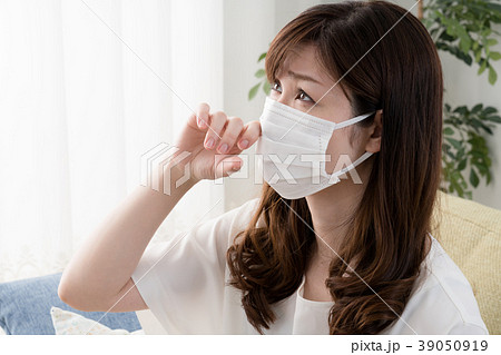 花粉症の女性 マスク 鼻水の写真素材