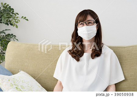 花粉症の女性 マスク メガネ ゴーグルの写真素材