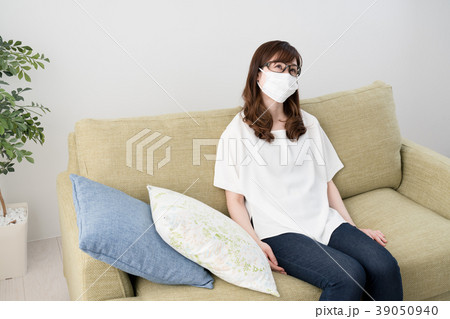 花粉症の女性 マスク メガネ ゴーグルの写真素材