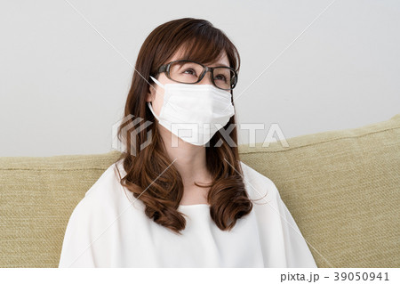 花粉症の女性、マスク、メガネ、ゴーグル 花粉症の女性、マスク、メガネ、ゴーグル 39050941
