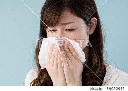 花粉症の女性 ティッシュ 鼻水 くしゃみ の写真素材