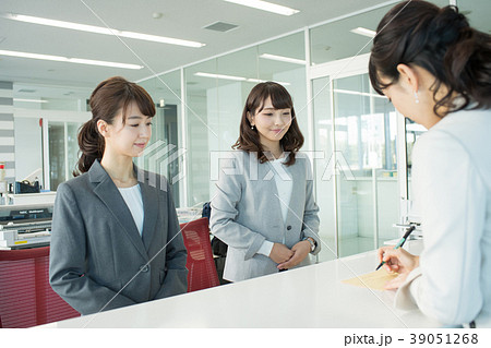ビジネスウーマン オフィス 受付 ビジネス イメージ 39051268
