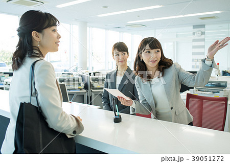 ビジネスウーマン オフィス 受付 ビジネス イメージ 39051272