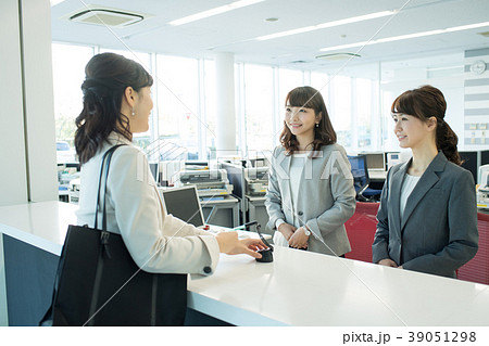 ビジネスウーマン オフィス 受付 ビジネス イメージ 39051298