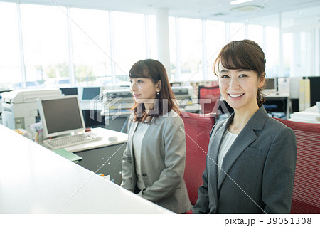 ビジネスウーマン オフィス 受付 ビジネス イメージ 39051308