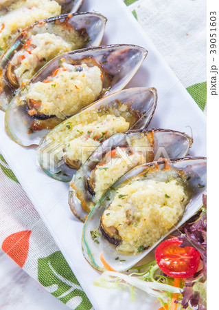 clam or mussel cuisine 39051603