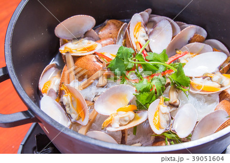 clam or mussel cuisine 39051604