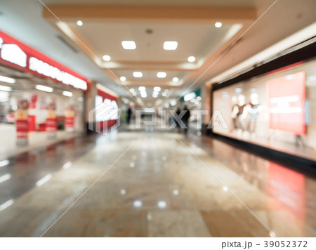 Shopping mall blur background Shopping mall blur background 39052372