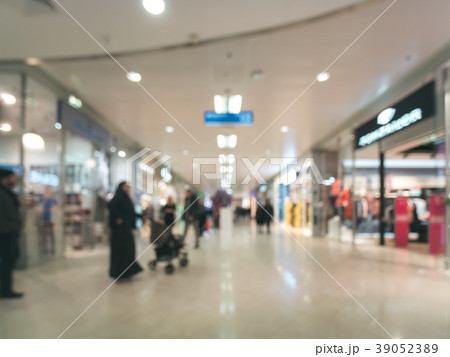 Shopping mall blur background Shopping mall blur background 39052389
