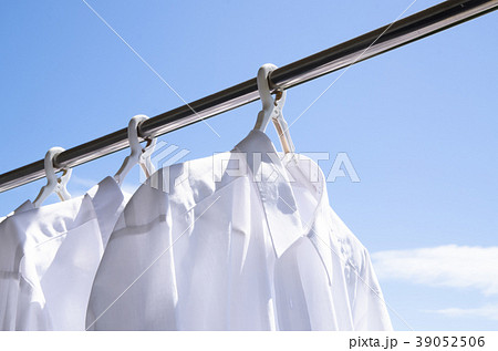 洗濯日和　青空の下でのワイシャツ干し 39052506