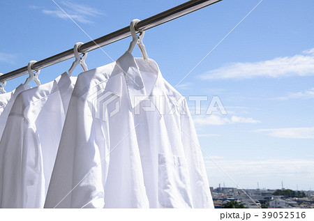洗濯日和　青空の下でのワイシャツ干し 39052516