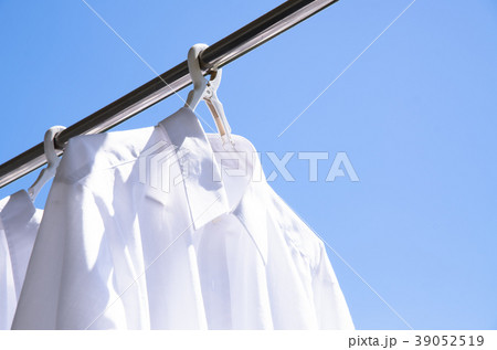 洗濯日和　青空の下でのワイシャツ干し 39052519