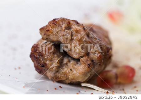 Delicious lamb kebab on pita. Delicious lamb kebab on pita. 39052945