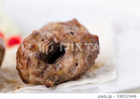 Delicious lamb kebab on pita. 39052946