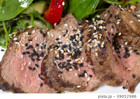 Grilled thai beef salad. 39052986