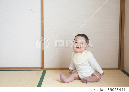 和室でお座りをする赤ちゃん 和室でお座りをする赤ちゃん 39053441