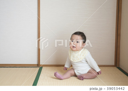 和室でお座りをする赤ちゃん 39053442