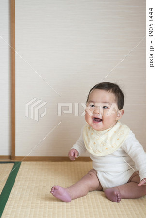 和室でお座りをする赤ちゃんの写真素材