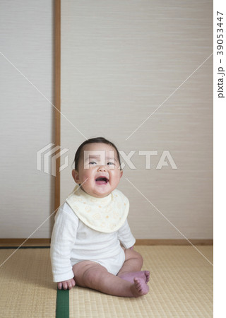 和室でお座りをする赤ちゃんの写真素材