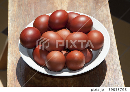 Plate with Easter eggs. Close-up. 39053768