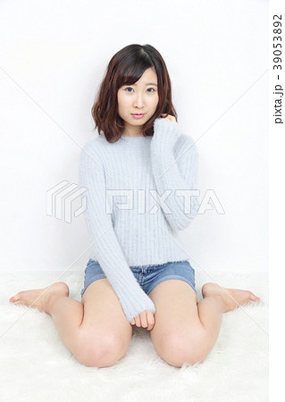 座る若い女性 ポートレート 座る若い女性 ポートレート 39053892