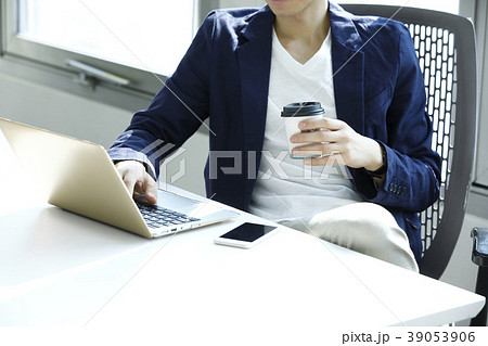 若いビジネスマン 若いビジネスマン 39053906