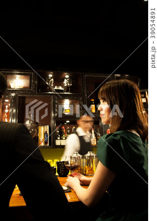 バー　飲食店　女性 39054891