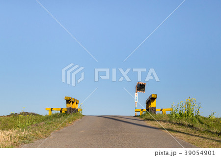 遮断機の無い踏切 遮断機の無い踏切 39054901