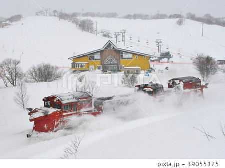 スキー場を背景に走るDE15ラッセル車　宗谷線　南稚内ー抜海 39055125